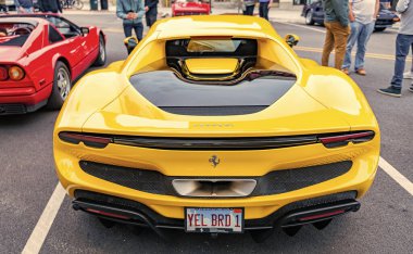 Chicago, Illinois - 29 Eylül 2024: Ferrari 296 GTS veya GTB sarı renk. Ferrari 296 GTS ya da GTB caddeye park etmiş. Arkadan bak. Lüks Ferrari 296 GTS veya Chicago 'da GTB