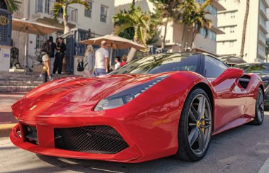 Miami, Florida, ABD - 22 Aralık 2024: 2016 Kırmızı Ferrari 488 GTB Gran Turismo Berlinetta supercar. Lüks araba Ferrari Berlinetta. Araba Ferrari Berlinetta açık havada. Ferrari Berlinetta, köşe görüş..