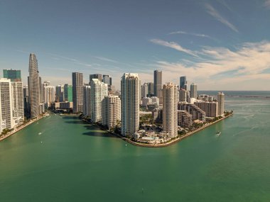 Miami şehir merkezinde, Florida 'da panoramik modern mimari. Miami ufuk çizgisi panoramik manzara. Brickell Key, ABD 'de gökdelenli şehir manzarası. Şehir merkezi Brickell Miami.