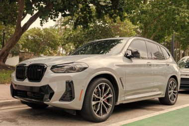 Miami, Florida, ABD - 12 Aralık 2024 Gri BMW X3 M40i çapraz arabası. BMW X3 M40i tipi lüks bir araba. BMW X3 'ün arabası dışarıda park edilmiş. BMW X3, köşe görünümü.