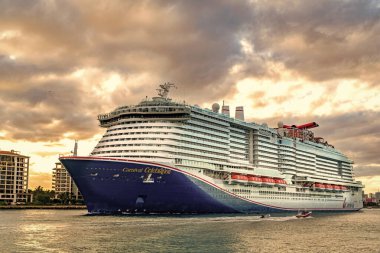 Miami, Florida, ABD - 23 Aralık 2024: Karnaval yolcu gemisi. Gemi turu ve deniz seyahati. Gemi Miami limanından kalkıyor. Karnaval yolcu gemisi seyahati. Yaz tatilinde gezmek.