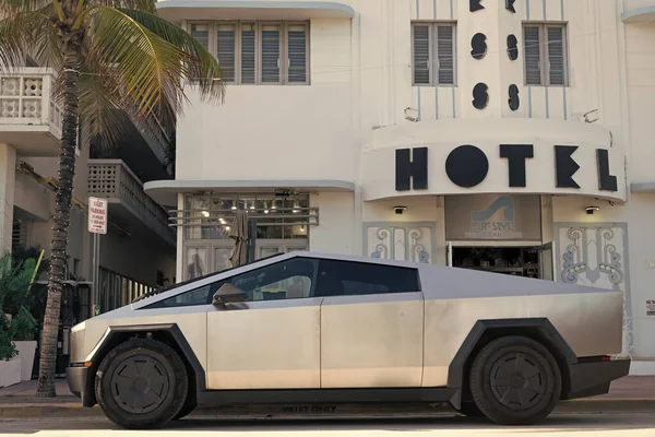 Miami, Florida, ABD - 17 Aralık 2024 Tesla Cybertruck elektrikli kamyonet vagonu. Tesla Cybertruck 'ın elektrikli arabası. Tesla Cybertruck 'ın arabası dışarıda park edilmiş. Tesla Cybertruck, yan görüş.
