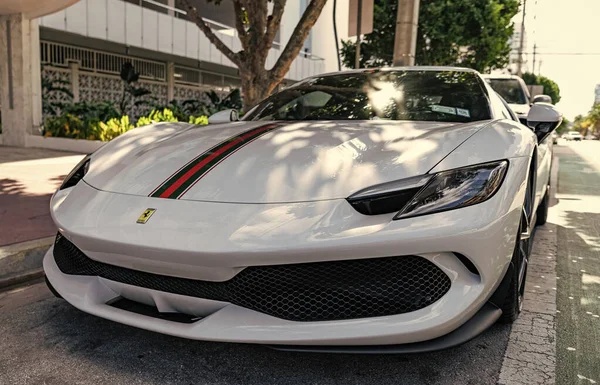 Miami, Florida, ABD - 08 Aralık 2024 Ferrari 296 GTB spor yara izi. Ferrari 296 GTB 'nin lüks spor arabası. Ferrari GTB 'nin arabası dışarıda park edilmiş. Ferrari 296 GTB, köşe görünümü.