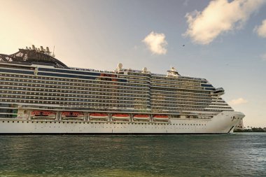 Gemi seyahati. Yaz tatilindeki görkemli gezi manzarası. Gemi turu ve deniz seyahati. Lüks yolcu gemisinde seyahat. Gemi Miami sahil limanından ayrılıyor. Miami turu.