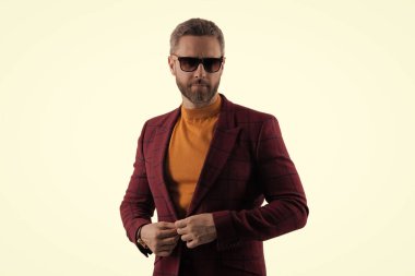 Ceket ve güneş gözlüğü takan kendinden emin bir iş adamı. Erkek modası. Beyaz tenli şık bir adam. Yakışıklı İspanyol adam modayı takip ediyor. Erkekler için moda. Giysi yeteneği..