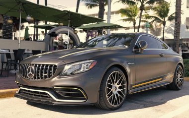 Miami, Florida, ABD - 06 Aralık 2024 Mercedes Benz C 2023 arabası. Mercedes Benz C V8 biturbo tipi lüks bir araba. Mercedes Benz 'in arabası dışarıda park edilmiş. Mercedes Benz C, ön manzara..