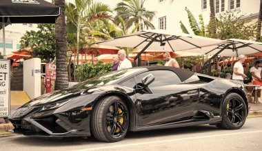 Miami, Florida, ABD - 17 Kasım 2024 Lamborghini Huracan 'ın siyah arabası. 2020 Lamborghini Huracan EVO üstü açık süper araba spor yara izi. Lamborghini Huracan EVO 'nun spor arabası.