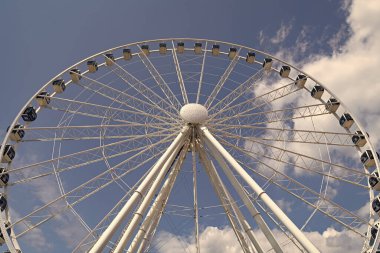 Seattle, Washington, ABD, 25 Temmuz 2024: Gözlem Dönme Dolabı. Gözlem tekerindeki panayır gezisi. Eğlence parkı. Dönme dolap. Dönme dolabı olan bir lunapark. Düşük açı.