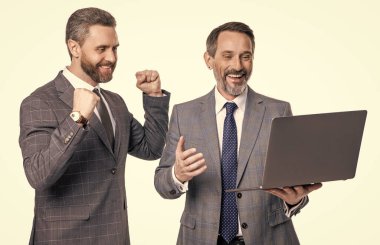 İşletme bilgisayarında serbest çalışmak. Serbest çalışan işadamları beyazları izole ediyor. Uzak konum. Serbest çalışanlar blogu internete yüklüyor. Çevrimiçi çalışan serbest çalışan. Serbest çalışmak için dizüstü bilgisayar kullanan işadamları.