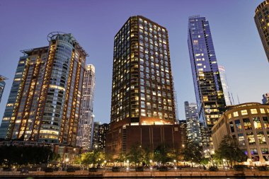 Gece iş gökdeleninde. Şehir merkezindeki gökdelen. Şehir mimarisi. İş bölgesindeki ofis binası. Modern cam bina. Chicago gece şehri. Chicago gökdeleninin gece manzarası.