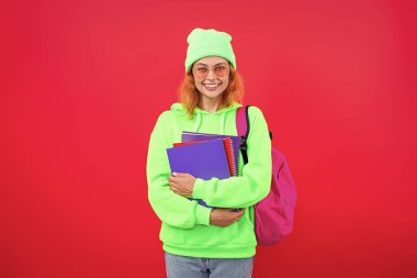 Bilgi toplama günü. Üniversitede eğitim. Pembe üzerine izole edilmiş genç bir kız. 1 Eylül. Bilgi ve eğitim. Okul eğitimi. Öğrenci hayatı. Üniversitedeki kız öğrenci. Okula dönelim. Bilgi güçtür..