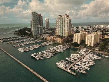 Lüks Güney Sahili marinası. Lüks bir yat. Miami güney sahili manzaralı. Yat kulübü. Marina Miami, Florida 'da. Özel rıhtım. Lüks yatı olan Güney Point Miami marinası. Yaz tatili. Popüler dönüm noktası.