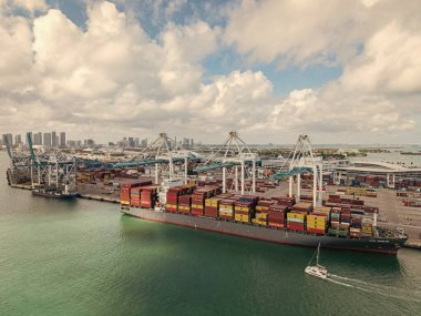 Miami, Florida - 12 Şubat 2025: ihracat ve ithalat. Miami Limanı. Kargo gemisi Miami 'de konteynırla dolu, anten. Nakliye konteynırı. Kargo konteynırlı Miami hava limanı. Kargo işleme.