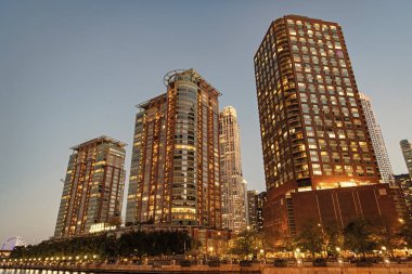 Gece iş gökdeleninde. Şehir merkezindeki gökdelen. Şehir mimarisi. İş bölgesindeki ofis binası. Modern cam bina. Chicago gece şehri. Chicago gökdeleninin gece manzarası.