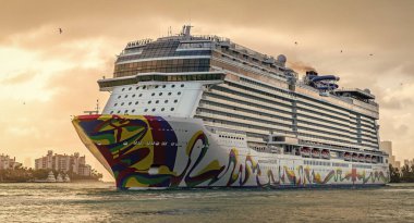 Miami, Florida, ABD - 16 Aralık 2024 Yaz Tatili Seyahati. Norveç yolcu gemisi. Gemi turu ve deniz seyahati. Gemi seyahate koyuluyor. Norveççe Tekrar Yolcu Gemisi Yolculuğu.