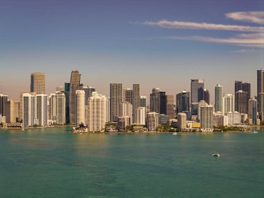 Miami şehrinin ufuk çizgisi Brickell anahtarı. Miami şehir merkezinde. Gökdelen binası. Şehir merkezindeki şehir manzarası. Şehir mimarisi. Miami şehir merkezi silueti. Miami gökdelen şehir manzarası.