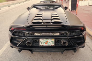 Miami, Florida, ABD - 19 Aralık 2024: Lamborghini Huracan EVO 'nun spor arabası. Lamborghini Huracan 'ın siyah arabası. 2021 Lamborghini Huracan EVO üstü açık spor araba.