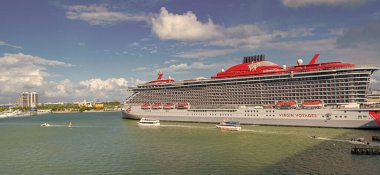 Miami, Florida, ABD - 03 Kasım 2024: Gemi turu ve deniz yolculuğu. Miami sahil limanında gemi. Virgin Voyages yolcu gemisi yolculuğu. Yaz tatilinde gemi turu. Bakire Yolculukları hattı. Yaz zamanı..