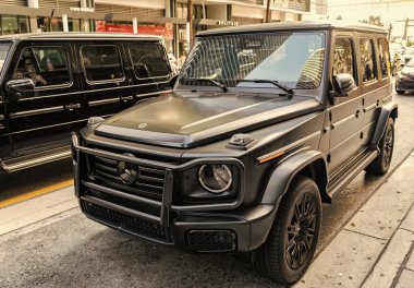 Miami, Florida, ABD - 01 Aralık 2024: 2019 Mercedes Benz G550 SUV otomobil. Mercedes Benz G550 tipi lüks bir araba. Mercedes Benz 'in arabası dışarıda park edilmiş. Mercedes Benz G550, köşe manzaralı.