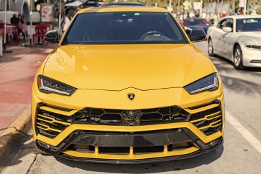 Miami, Florida, ABD - 22 Aralık 2024: Sarı Lamborghini Urus 2019 SUV arabası. Lamborghini Urus tipi lüks bir araba. Lamborghini Urus 'un arabası dışarıda park edilmiş. Lamborghini Urus, köşe manzaralı..