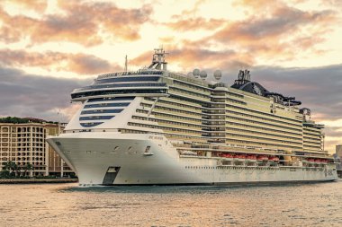 Miami, Florida, ABD - 23 Aralık 2024: MSC Sahil Seyahati. Yaz tatilinde gemi turu. MSC yolcu gemisinde. Gemi turu ve gün batımında seyahat. Gemi limanı temizliyor..