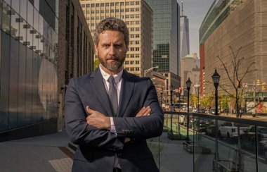 Üst düzey yönetici, politikacı. Takım elbiseli zengin adam. Dışarıda başarılı bir iş adamı. İş görüşmesinden önce şehirde başarılı bir iş adamı. İş dünyasının başarılı iş adamı. Takım elbiseli bir iş adamı. Şirket karargahı.