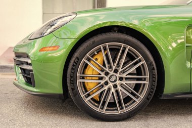 Miami, Florida, ABD - 20 Aralık 2024: Porsche Panamera 2019 Gran Turismo spor fastback otomobil. Porsche Panamera 'nın lüks arabası. Porsche Panamera 'nın arabası dışarıda park edilmiş. Porsche Panamera, tekerlek manzaralı.