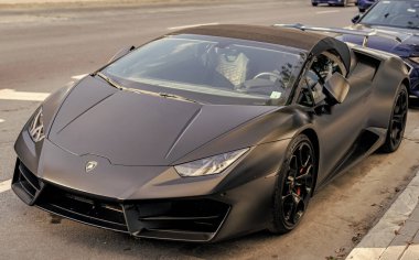 Miami, Florida, ABD - 01 Aralık 2024 Lamborghini Huracan spor araba. Lamborghini Huracan EVO 'nun spor arabası. Lamborghini Huracan 'ın siyah arabası sokakta, köşe manzaralı..
