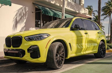 Miami, Florida, ABD - 11 Aralık 2024: BMW X5 2025 geçiş aracı. BMW X5 tipi lüks bir çapraz araba. BMW X5 'in arabası dışarıda park edilmiş. BMW X5 sarı renk, köşe görünümü.