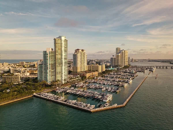 Yaz tatili. Lüks Güney Sahili marinası. Lüks bir yat. Miami güney sahili manzaralı. Yat kulübü. Marina Miami, Florida 'da. Özel rıhtım. Lüks yatı olan Güney Point Miami marinası. Dolu marina..