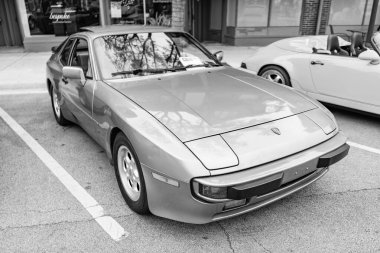 Chicago, Illinois - 29 Eylül 2024: klasik Porsche 944 gümüş rengi. Sokakta park edilmiş klasik Porsche 944. Köşeden bak. Retro Porsche 944 Chicago 'da