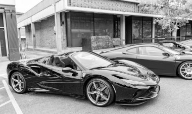 Chicago, Illinois - 29 Eylül 2024: Ferrari F8 Spider veya Tributo siyah rengi. Ferrari F8 Spider ya da Haraççı sokağa park etmiş. Köşeden bak. Lüks Ferrari F8 Örümcek ya da Chicago 'daki haraç