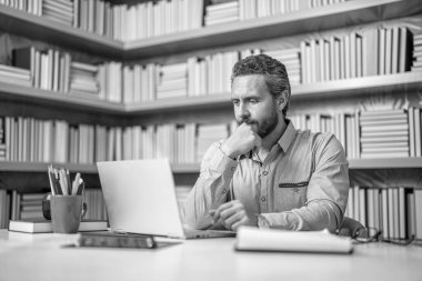 Öğretmenler günü. Öğretmen çevrimiçi eğitim sunuyor. Online okul eğitimi. Estonya 'da dersteydim. Dijital sınıf. Sınıfta öğretmenin online eğitimi. Dijital eğitim.