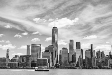 Hudson River, New York 'tan Manhattan manzarası. ABD, New York, Manhattan. Aşağı Manhattan silueti. New York, Birleşik Devletler. Manhattan 'da New York şehrinin silüeti.