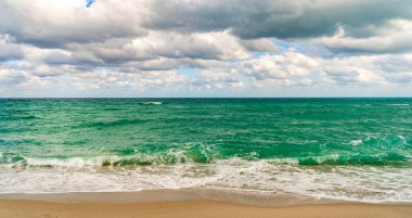 Deniz bulutlu gökyüzü ile ufuk çizgisi. Denizde sakin bir ufuk. Romantik yaz tatili deniz manzarası. Deniz manzarası cenneti. Okyanus sahilinde gün doğumu. Yaz tatilinde gün batımı deniz manzarası. Sakin deniz.