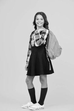 Öğrenci hayatı. Sarıda izole edilmiş genç bir kız. 1 Eylül. Üniversitede okuyorum. Öğrenci kız üniversiteye sırt çantasıyla gidiyor. Okula dönelim. Bilgi toplama günü. Bilgi ve eğitim. Okul eğitimi.