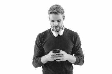 İletişim. Akıllı telefondan mesaj atan adam beyazda izole edilmiş. Millennial 'daki adam mesajlaşmak için telefonu kullanıyor. İnternette sohbet ediyoruz. Akıllı telefondan mesaj atan adam. Telefon görüşmesi. Mobil iletişim.