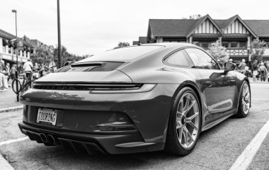 Chicago, Illinois - 29 Eylül 2024: 2023 Porsche 911 GT3 Touring kırmızı rengi. Porsche 911 GT3 turu sokağa park edilmiş. Köşeden bak. Porsche 911 GT3 Chicago turu