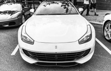 Chicago, Illinois - 29 Eylül 2024 Ferrari GTC4Lusso V12 beyaz renk. Ferrari GTC4Lusso V12 sokağa park etmiş. Ön manzara. Lüks Ferrari GTC4Lusso V12 Chicago 'da