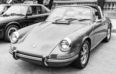 Chicago, Illinois - 29 Eylül, 2024: 1972 Porsche 911T Targa Coupe yolda. Chicago 'da yeşil metalik Porsche 911T Targa.