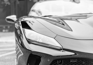 Chicago, Illinois - 29 Eylül 2024: Ferrari F8 Spider veya Tributo siyah rengi. Ferrari F8 Spider ya da Haraççı sokağa park etmiş. Ön manzara. Lüks Ferrari F8 Örümcek ya da Chicago 'daki haraç