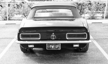 Park Ridge, Illinois, ABD - 18 Ağustos 2024: Chevy Camaro. Otomobil fuarında park edilmiş siyah bir araba. Chevrolet Camaro SS 1967 model araba. Chevrolet Camaro SS 'in siyah arabası.