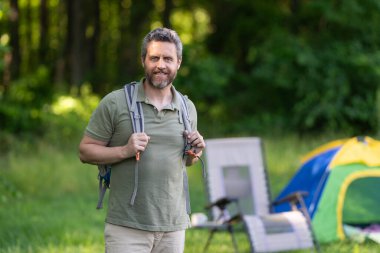 Kırsalda yürüyüş yapan bir adam. Ormandaki İspanyol adam. Ormanda yürüyüş yapan sırt çantalı bir yürüyüşçü. Ormandaki çadırda erkek yürüyüşçü. Sırt çantalı bir gezgin. Yürüyüş macerası. Trek yaşam tarzı, kopyalama alanı.