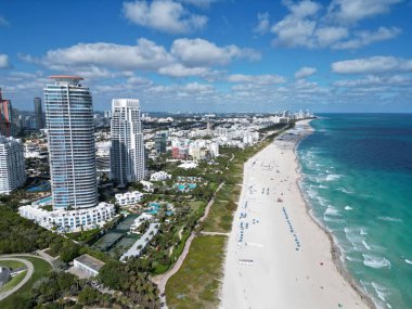 Miami Plajı. Skyline hava görüntüsü. Miami şehri. Tropik Miami sahili. Meşhur Florida Okyanusu
