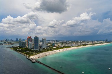 Miami sahil şeridinin hava gece görüşü. Miami Okyanusu 'nun üzerindeki alacakaranlık silueti. Miami Sahili Sahili dramatik gökyüzü