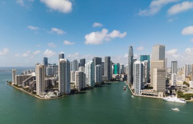 Miami şehir merkezindeki Brickell ufuk çizgisinin hava görüntüsü. Miami 'deki gökdelenler. Miamis 'in finans bölgesinin manzarası. Brickell, Miami 'de. Şehir manzaralı Miami Şehir Manzarası