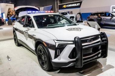 New York City, ABD - 27 Mart 2024: Auto Show 2024. Chevrolet Blazer EV elektrikli polis arabası. Chevrolet Blazer EV orta boy SUV araba. Elektrikli Chevrolet Blazer EV spor arabası beyaz renk, köşe görünümü.