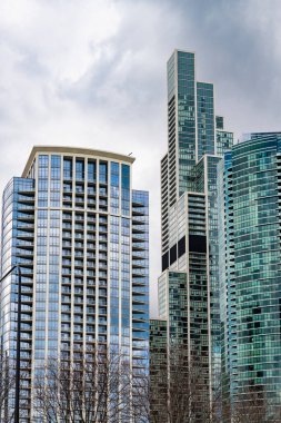 İşletme bölgesinde mimarlık. Mimarlık. İş binası. Cam bina. İş şehri. Şehir mimarisi. Modern cam bina. Yansıtıcı cam mimarisi. Şehir merkezi..