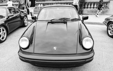 Chicago, Illinois - 29 Eylül, 2024 1972 Porsche 911 Coupe yolda. Siyah renk 1972 Porsche 911T Coupe