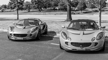 Chicago, Illinois, ABD - 08 Eylül 2024: 2005 Lotus Elise spor arabası, ön görüş. Turuncu ve gri üstü açık spor araba. Modern Lotus Elise arabası. Lotus Elise Chicago 'da